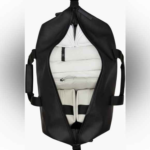 Rains Hilo Weekend Bag Black NWT Waterproof Duffel - Picture 4 of 8